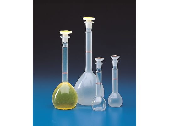 kartell-labware-volumetric-flasks-with-cap.jpg